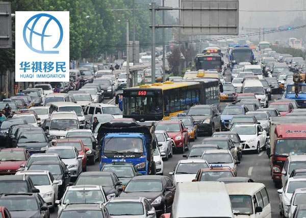 北京某道路交匯處，車輛亂插隊，八車道的路面，像一個雜亂無序的停車場，行人不時從車流中間穿過