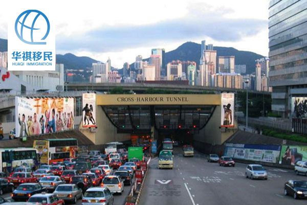 連接港島和九龍的紅勘海底隧道入口，從四車道變為兩車道，也不見車輛亂插隊，堵死在隧道口，車輛都有序通行