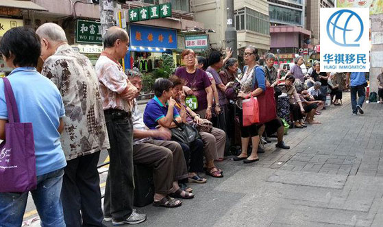 香港社會老齡化嚴(yán)重，引進(jìn)外來勞工和專業(yè)人才，成為香港既定政策