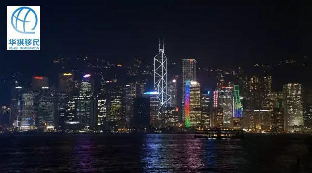 從維港看香港的夜景，五彩斑斕的燈光把高樓大廈裝扮地像舞池中偏偏起舞的美少女，倒映在水中的的五彩燈光，隨著潮水蕩漾，讓人感覺進入了童話世界