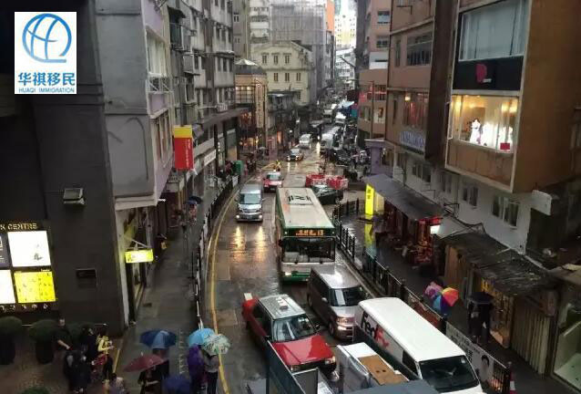 車水馬龍的街道，濃濃的英倫味