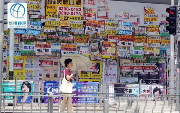 香港街頭的一面墻，貼滿了租售房屋的信息