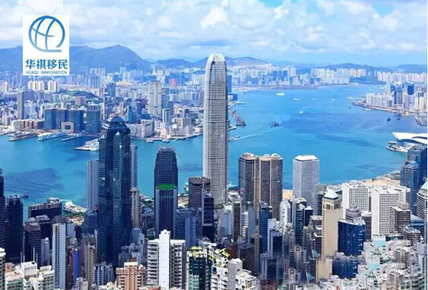香港維港的海邊，放眼望去到處是高樓大廈，其中租售的房屋占大部分