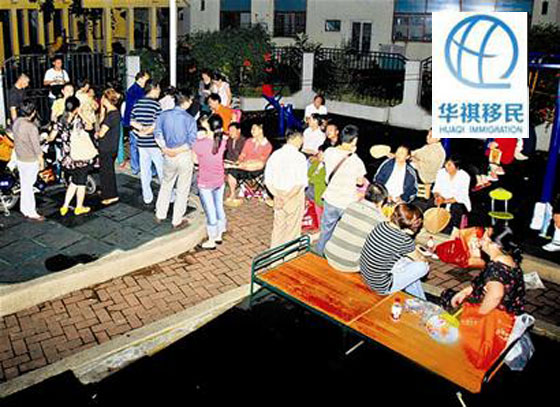 以前，香港幼兒園開學報名，幾百名父母為了給孩子爭取學位通宵在幼兒園門口排隊
