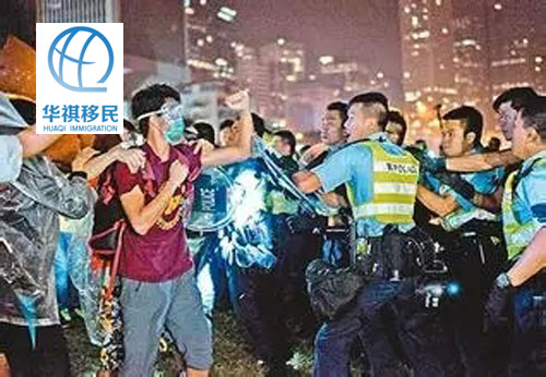 2016年2月9日 - 香港旺角騷亂事件中，很多動手的青年都是襲警行為