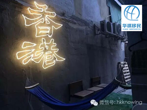 Wontonmeen這家客棧的墻壁上，貼著用LED燈做成“香港”兩個字，特別醒目，又不失情調
